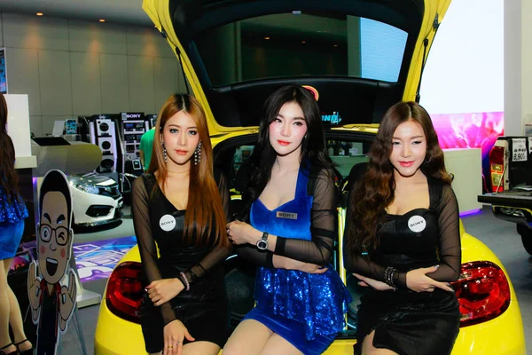 Neidentifikované ženy moderátor pozice v Bangkok International Motor Show 2017 — Stock fotografie