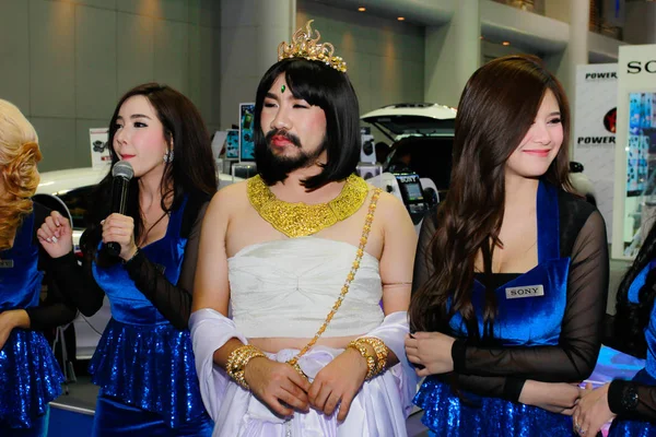 Une présentatrice non identifiée pose au Salon international de l'automobile de Bangkok 2017 — Photo