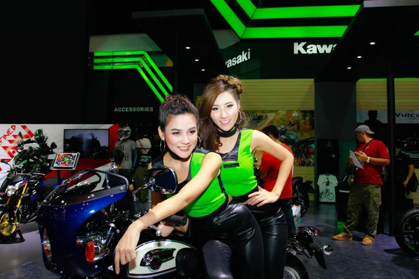 Neidentifikované ženy moderátor pozice v Bangkok International Motor Show 2017 — Stock fotografie