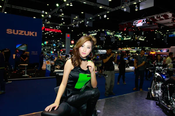 Uma apresentadora feminina não identificada posar em Bangkok International Motor Show 2017 — Fotografia de Stock