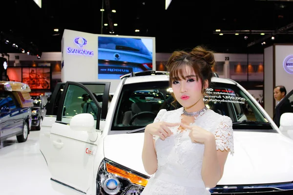 Neidentifikované ženy moderátor pozice v Bangkok International Motor Show 2017 — Stock fotografie