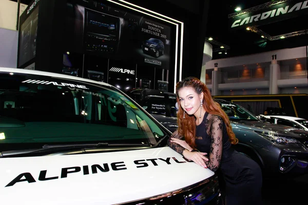 Niezidentyfikowane prezenter kobiece pozy w Bangkok International Motor Show 2017 — Zdjęcie stockowe