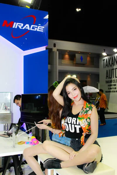 Uma apresentadora feminina não identificada posar em Bangkok International Motor Show 2017 — Fotografia de Stock