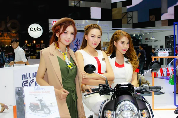 Una presentatrice non identificata posa a Bangkok International Motor Show 2017 — Foto Stock