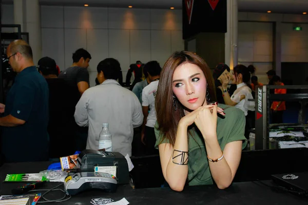 Uma apresentadora feminina não identificada posar em Bangkok International Motor Show 2017 — Fotografia de Stock
