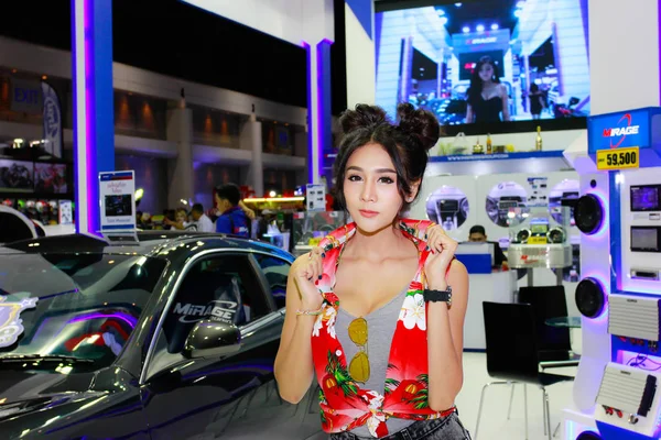 Een niet-geïdentificeerde vrouwelijke presentator pose in Bangkok International Motor Show 2017 — Stockfoto