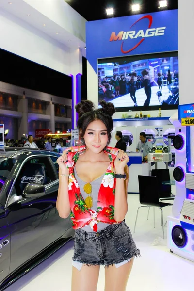 曼谷国际电机显示 2017 年一个身份不明的女主持人姿势 — 图库照片