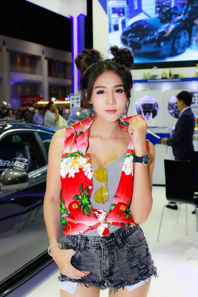 Neidentifikované ženy moderátor pozice v Bangkok International Motor Show 2017 — Stock fotografie