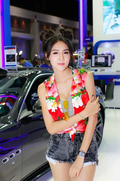 Una pose de presentadora no identificada en el Salón Internacional del Automóvil de Bangkok 2017 —  Fotos de Stock