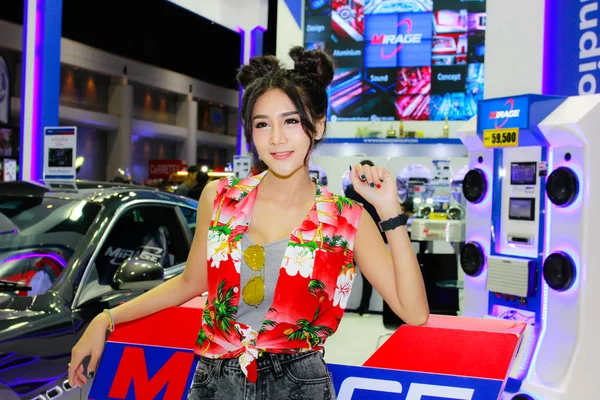 Neidentifikované ženy moderátor pozice v Bangkok International Motor Show 2017 — Stock fotografie