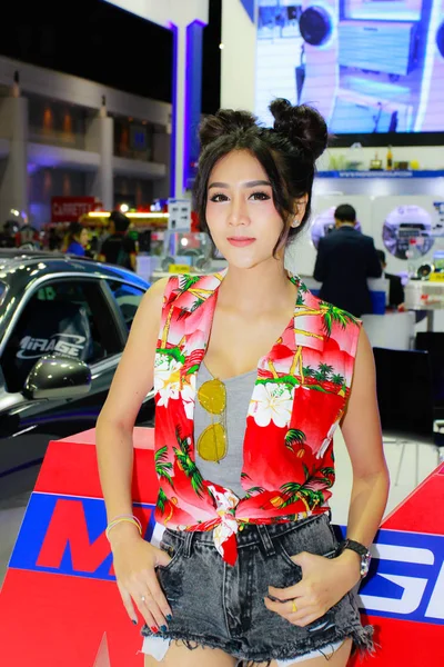 Niezidentyfikowane prezenter kobiece pozy w Bangkok International Motor Show 2017 — Zdjęcie stockowe