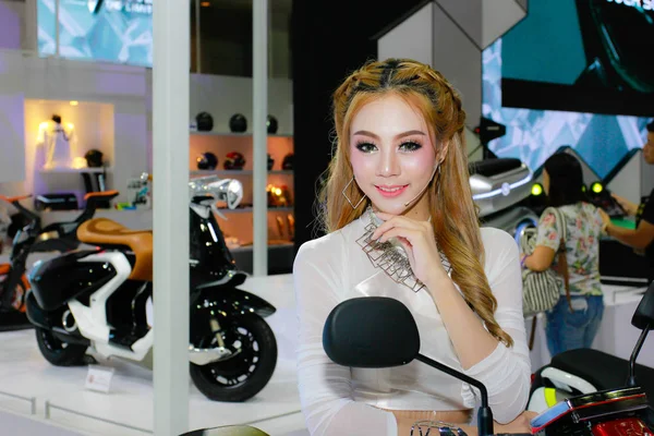 Eine unbekannte weibliche Moderatorin posiert in bangkok international motor show 2017 — Stockfoto