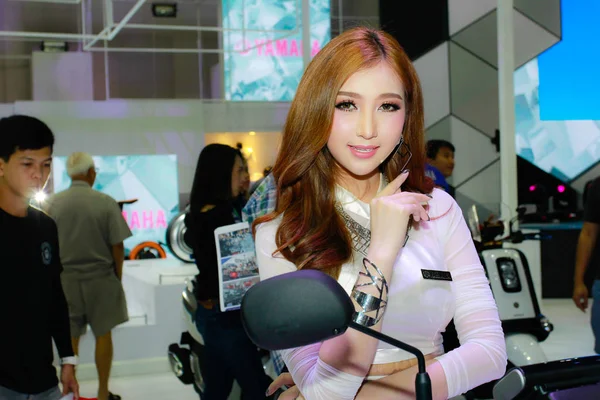 Une présentatrice non identifiée pose au Salon international de l'automobile de Bangkok 2017 — Photo