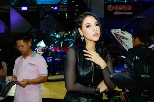 En oidentifierad kvinnliga programledare pose i Bangkok International Motor Visa 2017 — Stockfoto