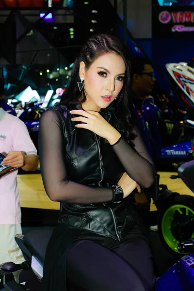 Une présentatrice non identifiée pose au Salon international de l'automobile de Bangkok 2017 — Photo