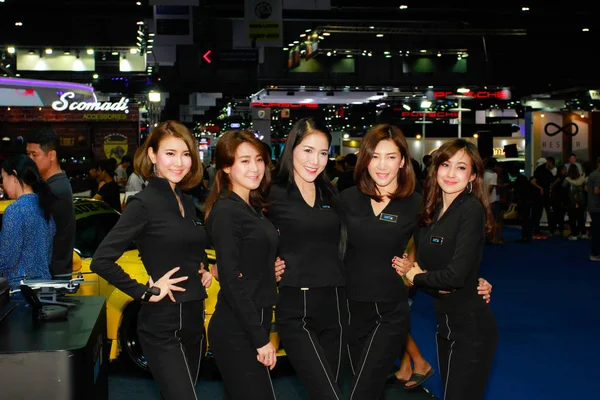 Neidentifikované ženy moderátor pozice v Bangkok International Motor Show 2017 — Stock fotografie