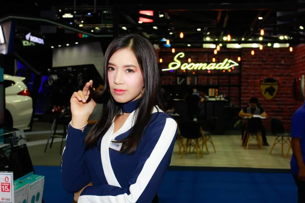 Niezidentyfikowane prezenter kobiece pozy w Bangkok International Motor Show 2017 — Zdjęcie stockowe