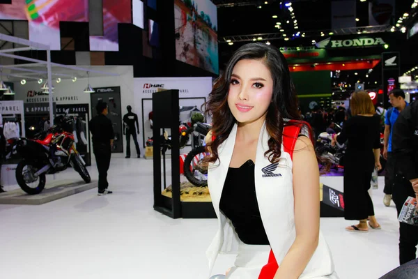 Eine unbekannte weibliche Moderatorin posiert in bangkok international motor show 2017 — Stockfoto