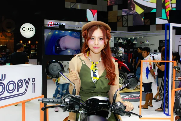 Una pose de presentadora no identificada en el Salón Internacional del Automóvil de Bangkok 2017 —  Fotos de Stock