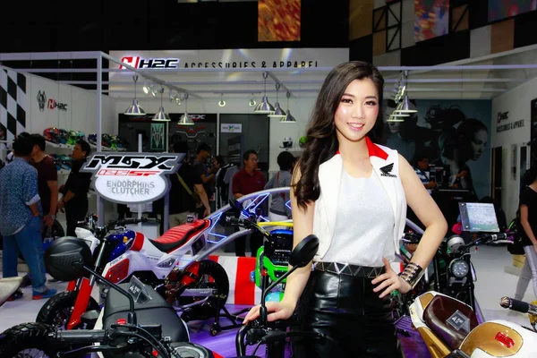 Neidentifikované ženy moderátor pozice v Bangkok International Motor Show 2017 — Stock fotografie