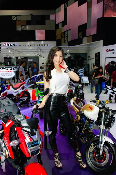 Neidentifikované ženy moderátor pozice v Bangkok International Motor Show 2017 — Stock fotografie