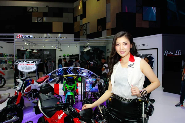 Neidentifikované ženy moderátor pozice v Bangkok International Motor Show 2017 — Stock fotografie