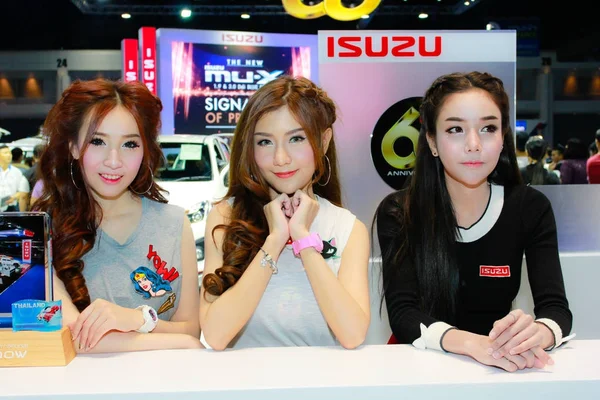 Niet-geïdentificeerde vrouwelijke presentator pose in Thailand mobiele Expo 2014 — Stockfoto