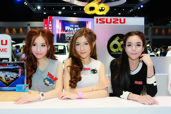 Oidentifierade kvinnliga programledare pose i Thailand mobil Expo 2014 — Stockfoto