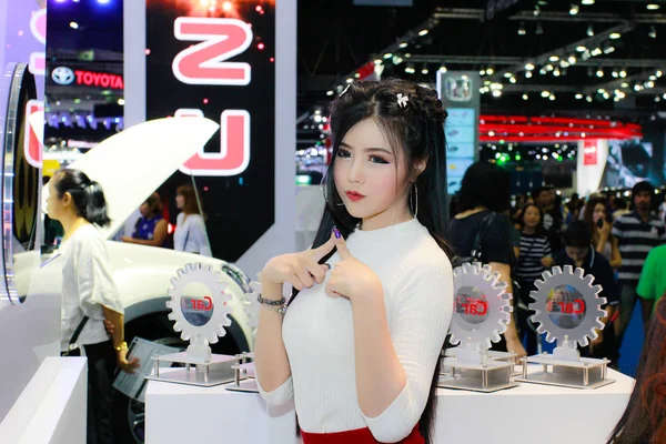 Mujer presentadora no identificada posan en Tailandia Mobile Expo 2014 — Foto de Stock