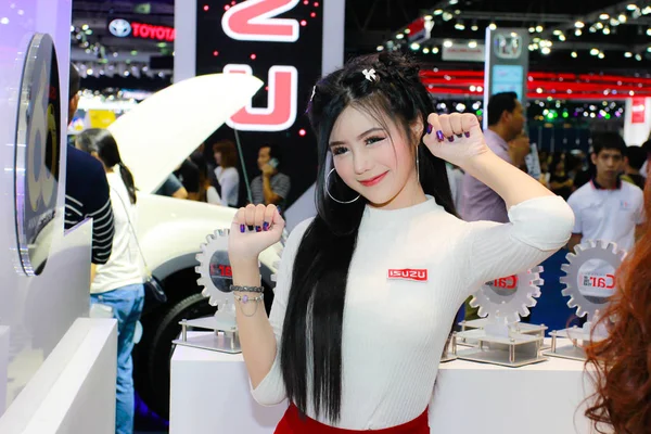 Mujer presentadora no identificada posan en Tailandia Mobile Expo 2014 — Foto de Stock
