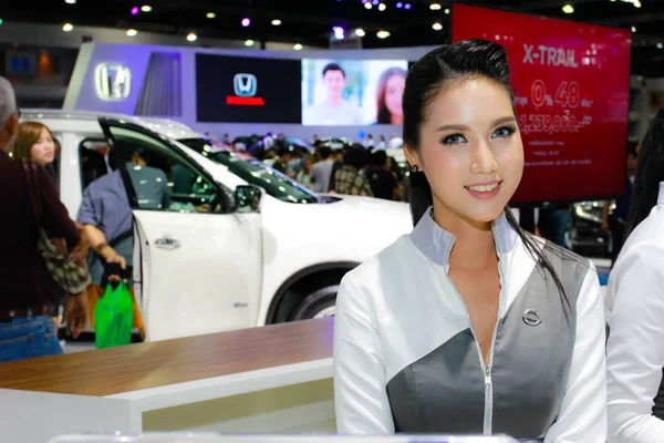 Niezidentyfikowane prezenter kobiece pozy w Tajlandia Mobile Expo 2014 — Zdjęcie stockowe