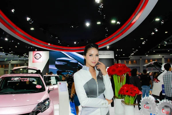 Niet-geïdentificeerde vrouwelijke presentator pose in Thailand mobiele Expo 2014 — Stockfoto
