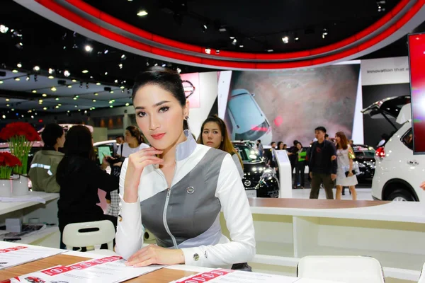 Niet-geïdentificeerde vrouwelijke presentator pose in Thailand mobiele Expo 2014 — Stockfoto