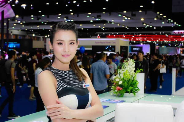 Neidentifikované ženy moderátor pozice v Thajsku Mobile Expo 2014 — Stock fotografie