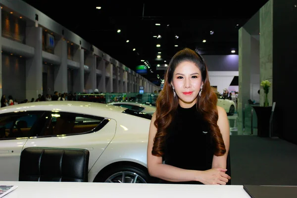 Niet-geïdentificeerde vrouwelijke presentator pose in Thailand mobiele Expo 2014 — Stockfoto