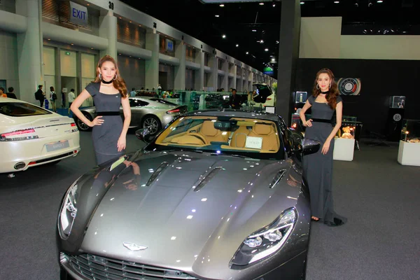 Azonosítatlan női műsorvezető jelentenek Thaiföld mobil Expo 2014-ben — Stock Fotó