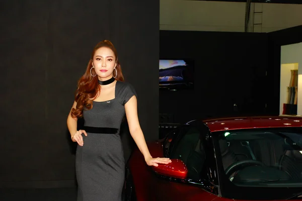 Azonosítatlan női műsorvezető jelentenek Thaiföld mobil Expo 2014-ben — Stock Fotó