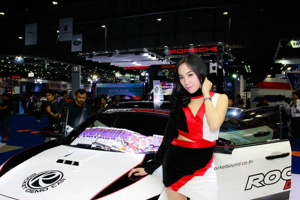 Niet-geïdentificeerde vrouwelijke presentator pose in Thailand mobiele Expo 2014 — Stockfoto