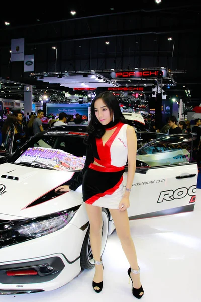 Niet-geïdentificeerde vrouwelijke presentator pose in Thailand mobiele Expo 2014 — Stockfoto