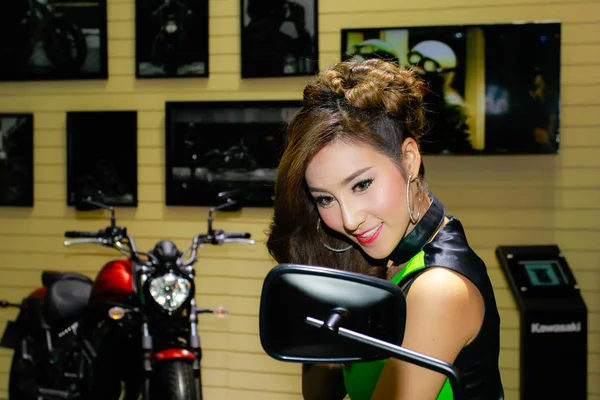 Neidentifikované ženy moderátor pozice v Bangkok International Motor Show 2017 Stock Fotografie