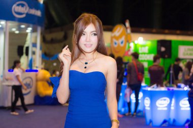 Kimliği belirsiz kadın sunucu poz Tayland cep Expo 2014 yılında