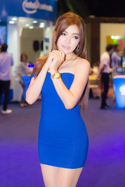 Mujer presentadora no identificada posan en Tailandia Mobile Expo 2014 — Foto de Stock