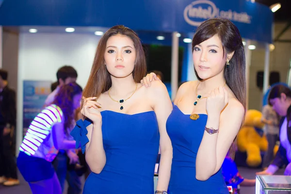 Une présentatrice non identifiée pose en Thaïlande Mobile Expo 2014 — Photo
