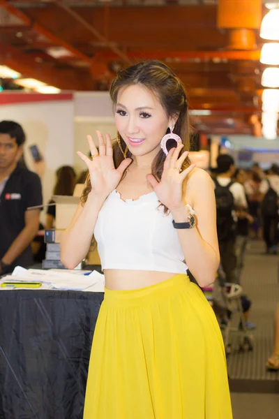 Kimliği belirsiz kadın sunucu poz Tayland cep Expo 2014 yılında — Stok fotoğraf