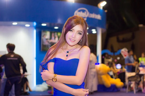 Oidentifierade kvinnliga programledare pose i Thailand mobil Expo 2014 — Stockfoto