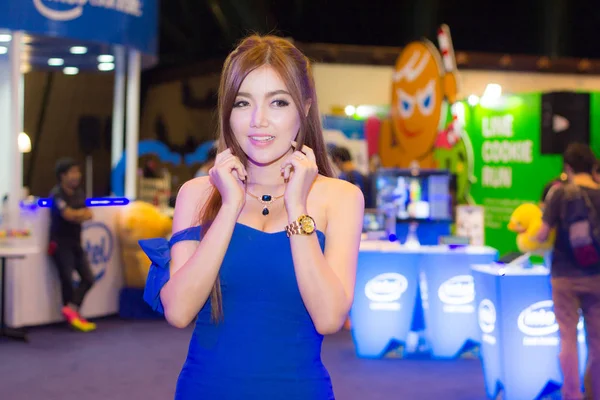 Pose de apresentador fêmea não identificada na Tailândia Mobile Expo 2014 — Fotografia de Stock