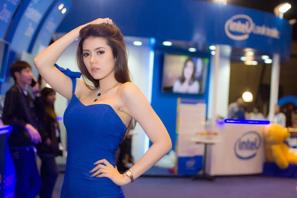 Pose de apresentador fêmea não identificada na Tailândia Mobile Expo 2014 — Fotografia de Stock