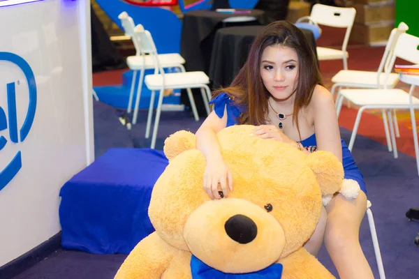 Mujer presentadora no identificada posan en Tailandia Mobile Expo 2014 — Foto de Stock