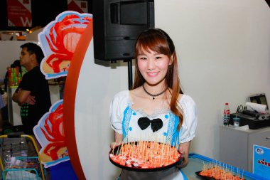 Bangkok, Tayland - 03 Haziran 2017: Kimliği belirsiz kadın sunucu poz Thaifex - Bangkok, Tayland Gıda Asya 2017 03 Haziran 2017 dünyası.