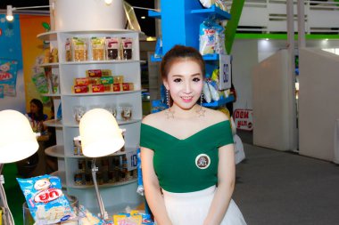 Bangkok, Tayland - 03 Haziran 2017: Kimliği belirsiz kadın sunucu poz Thaifex - Bangkok, Tayland Gıda Asya 2017 03 Haziran 2017 dünyası.